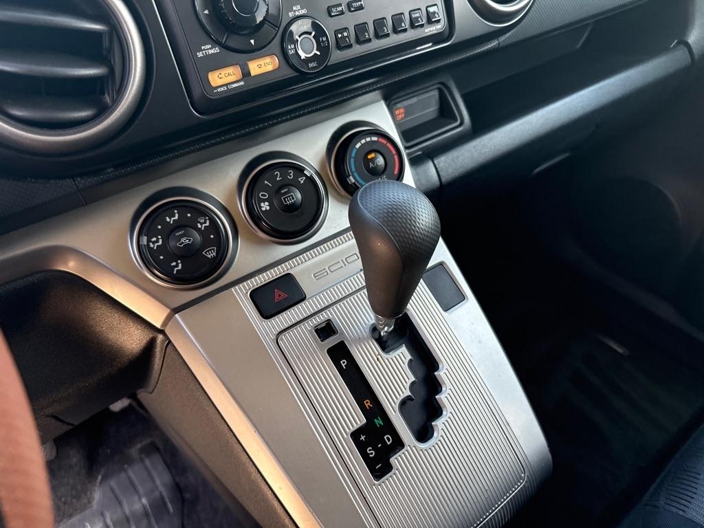 Scion xB 5-Door Wagon 5-Spd MT 2012