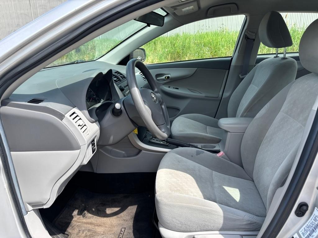Toyota Corolla Base 4-Speed AT 2009