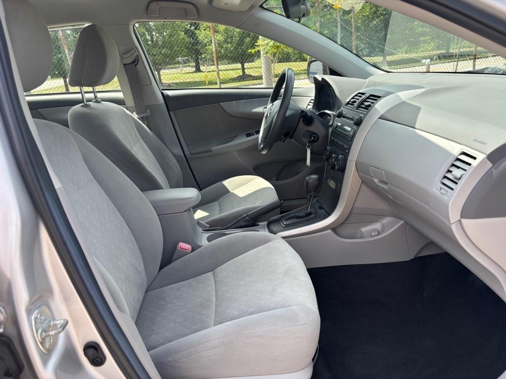 Toyota Corolla Base 4-Speed AT 2009