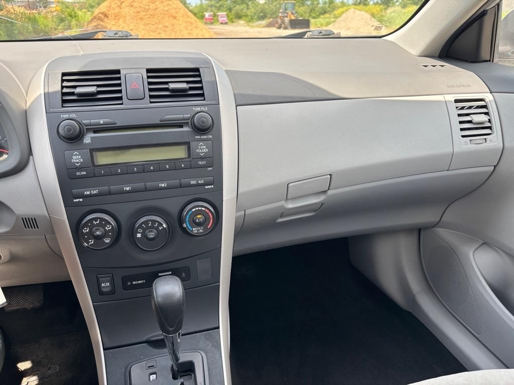 Toyota Corolla Base 4-Speed AT 2009