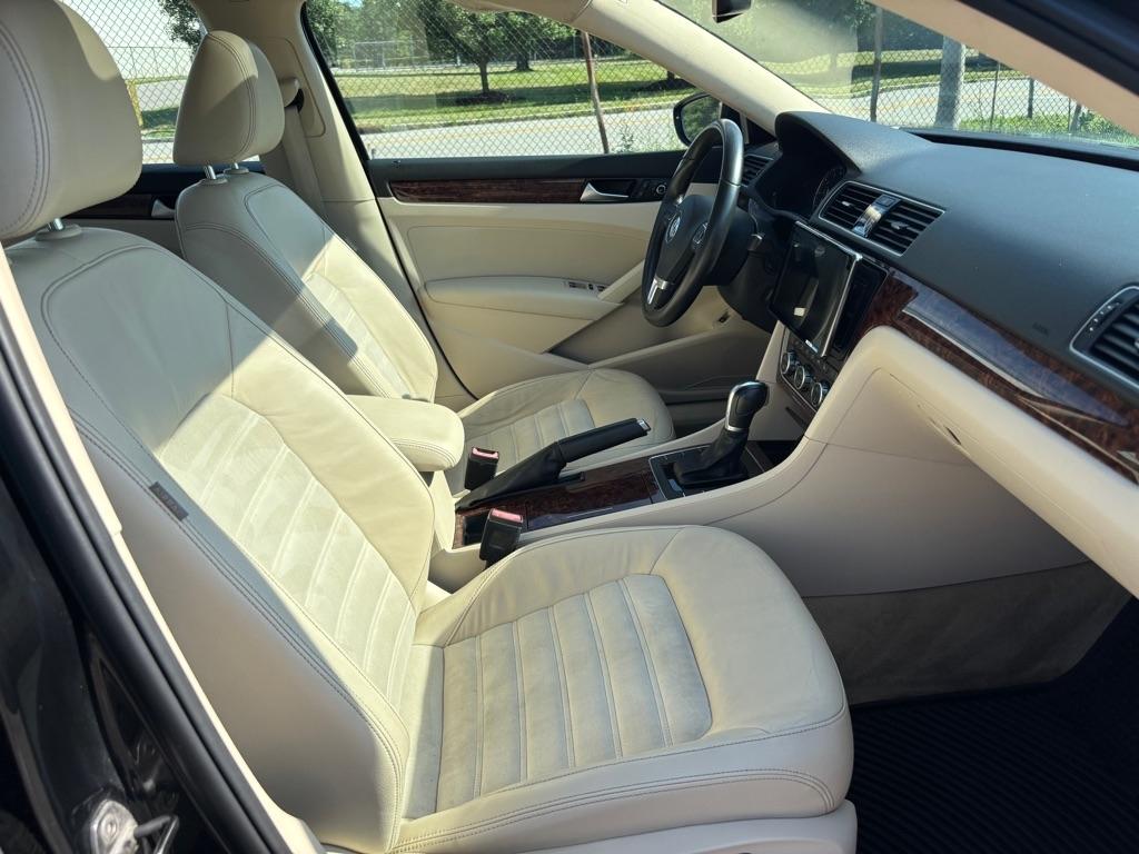 Volkswagen Passat 2.5L SEL 2012