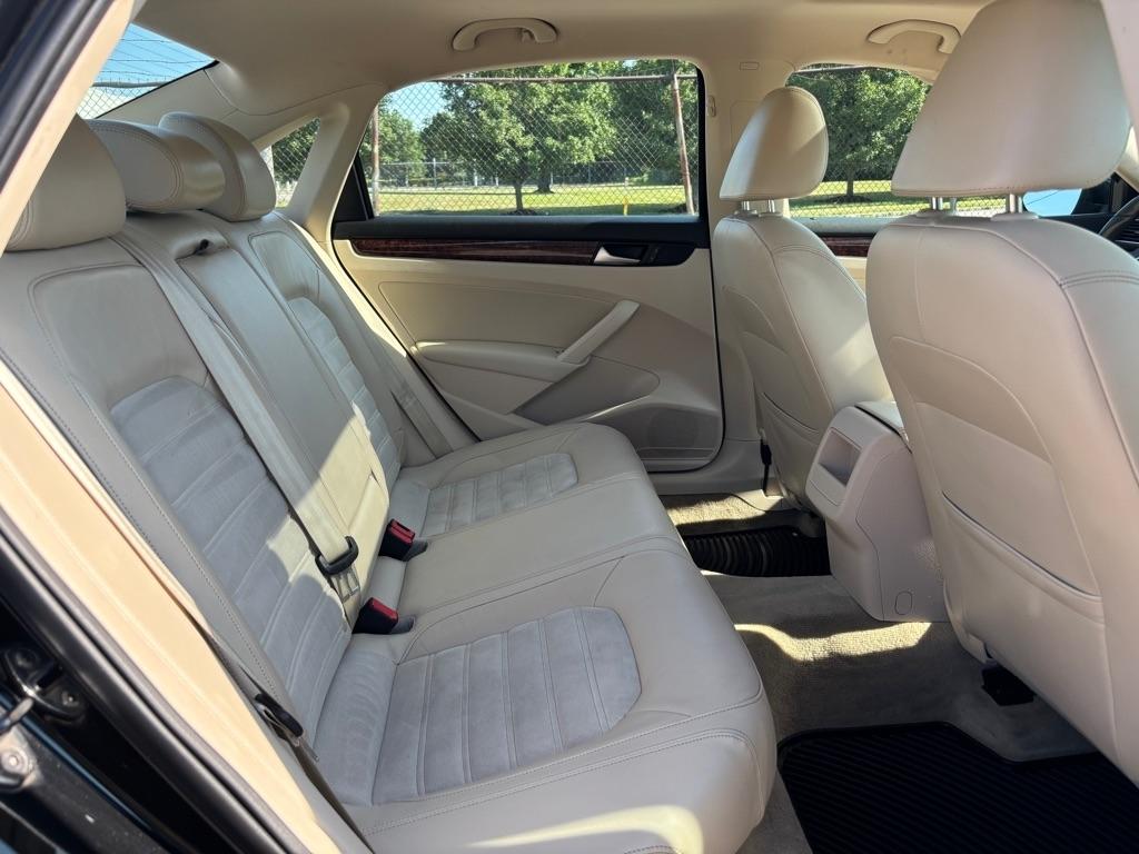 Volkswagen Passat 2.5L SEL 2012