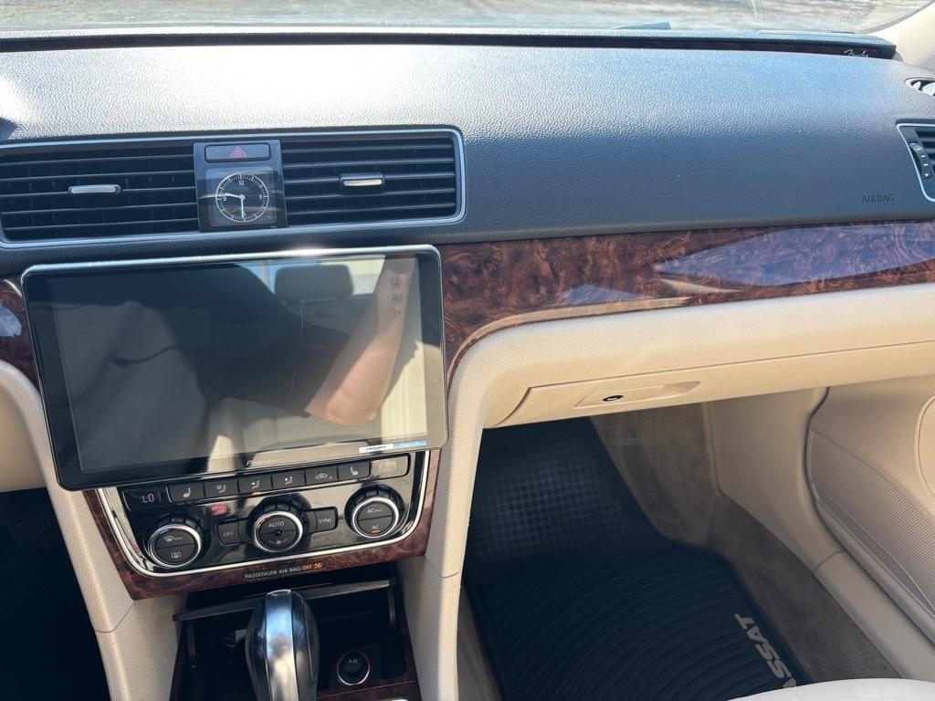 Volkswagen Passat 2.5L SEL 2012