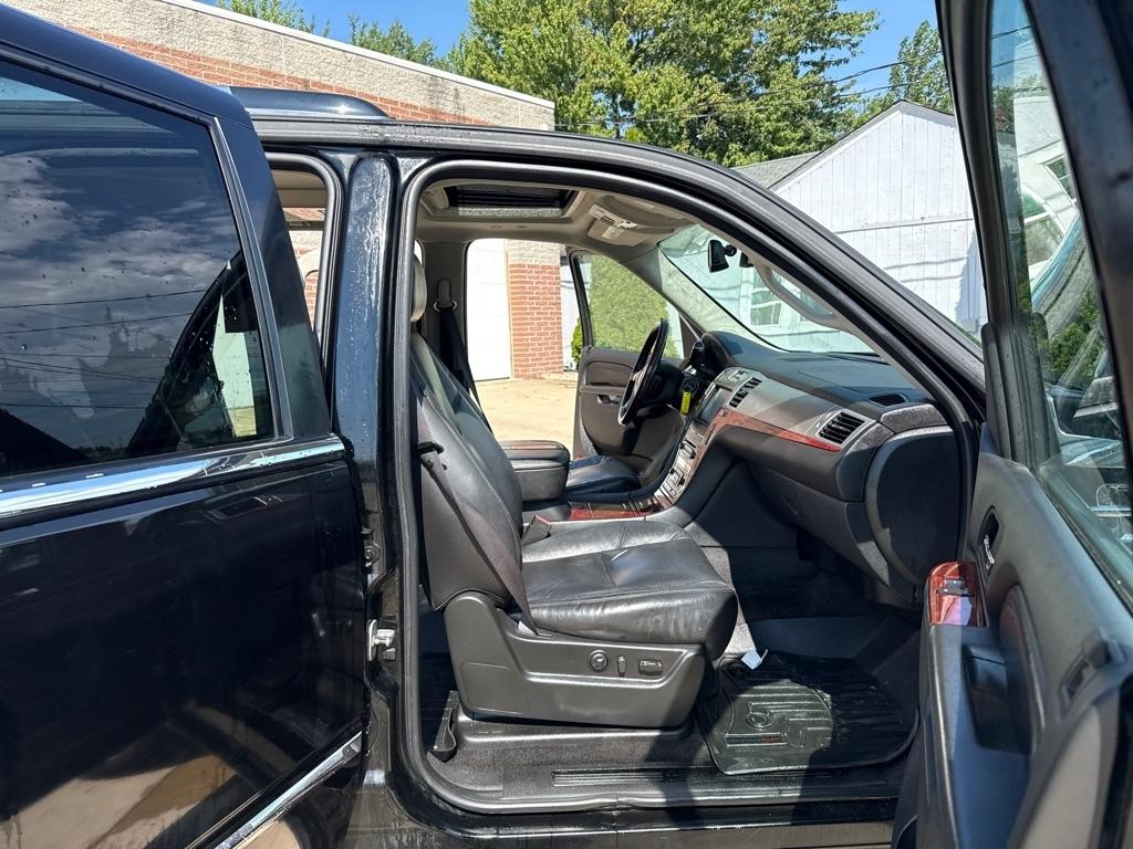 Cadillac Escalade AWD Premium 2011