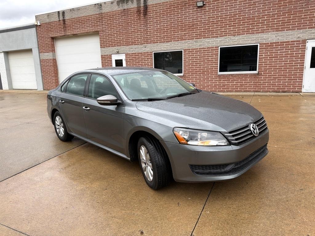 Volkswagen Passat 2.5L S W/Appearance 2013