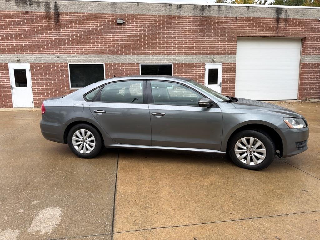 Volkswagen Passat 2.5L S W/Appearance 2013