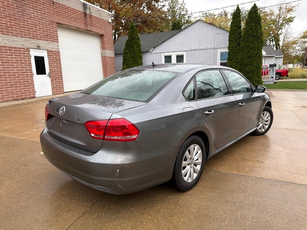Volkswagen Passat 2.5L S W/Appearance 2013