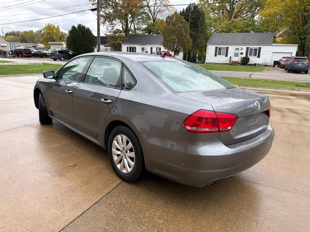 Volkswagen Passat 2.5L S W/Appearance 2013