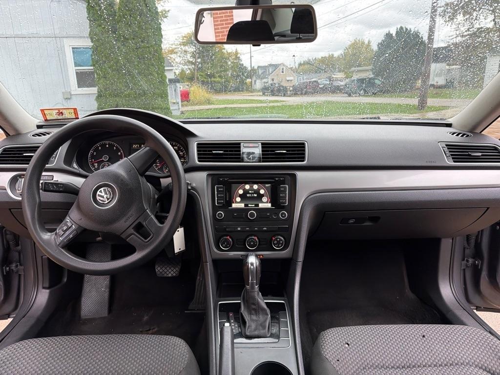 Volkswagen Passat 2.5L S W/Appearance 2013