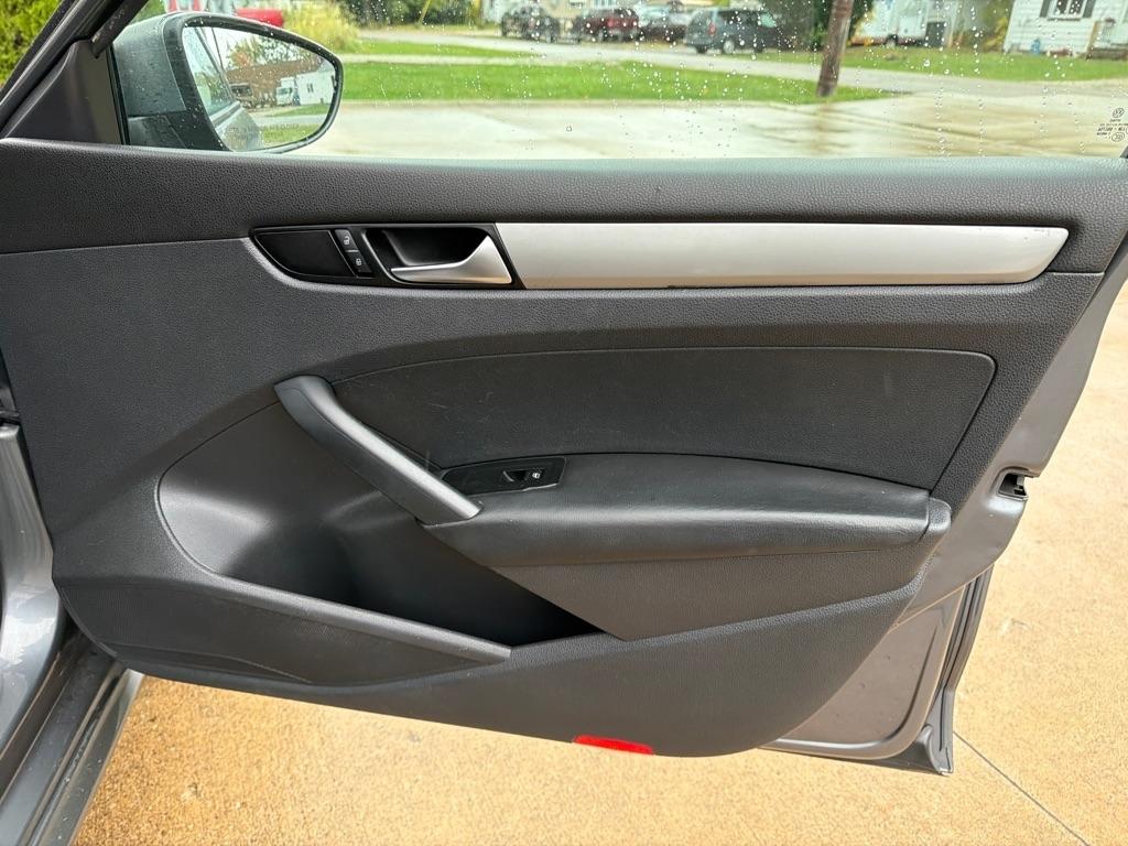Volkswagen Passat 2.5L S W/Appearance 2013
