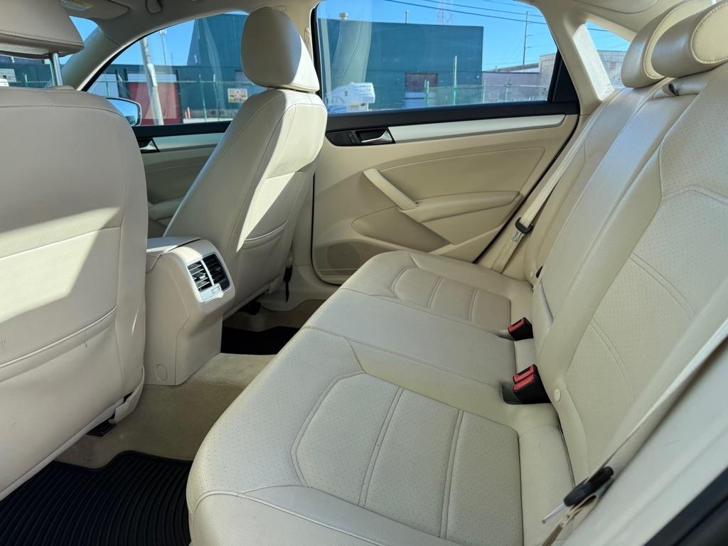 Volkswagen Passat 2.0L TDI SE MT 2013