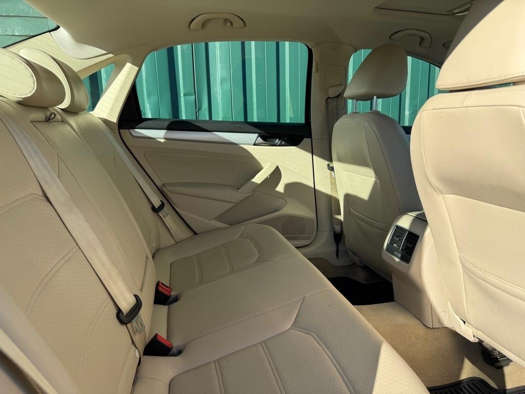 Volkswagen Passat 2.0L TDI SE MT 2013