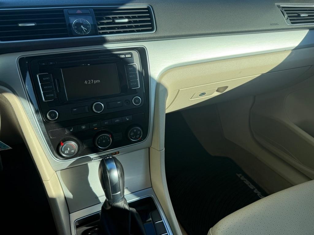 Volkswagen Passat 2.0L TDI SE MT 2013