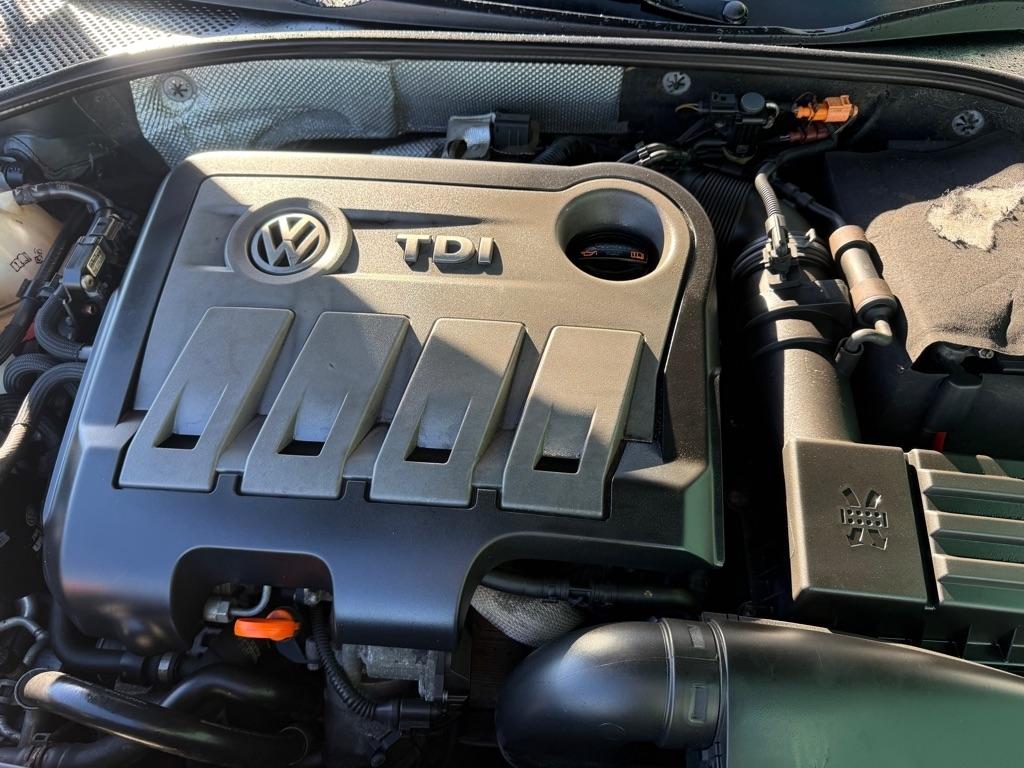 Volkswagen Passat 2.0L TDI SE MT 2013