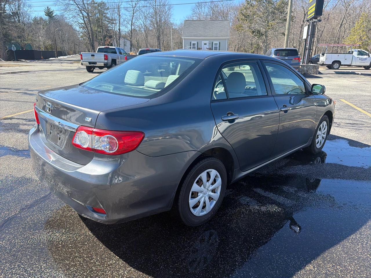 Toyota Corolla 4dr Sdn LE Auto 2011