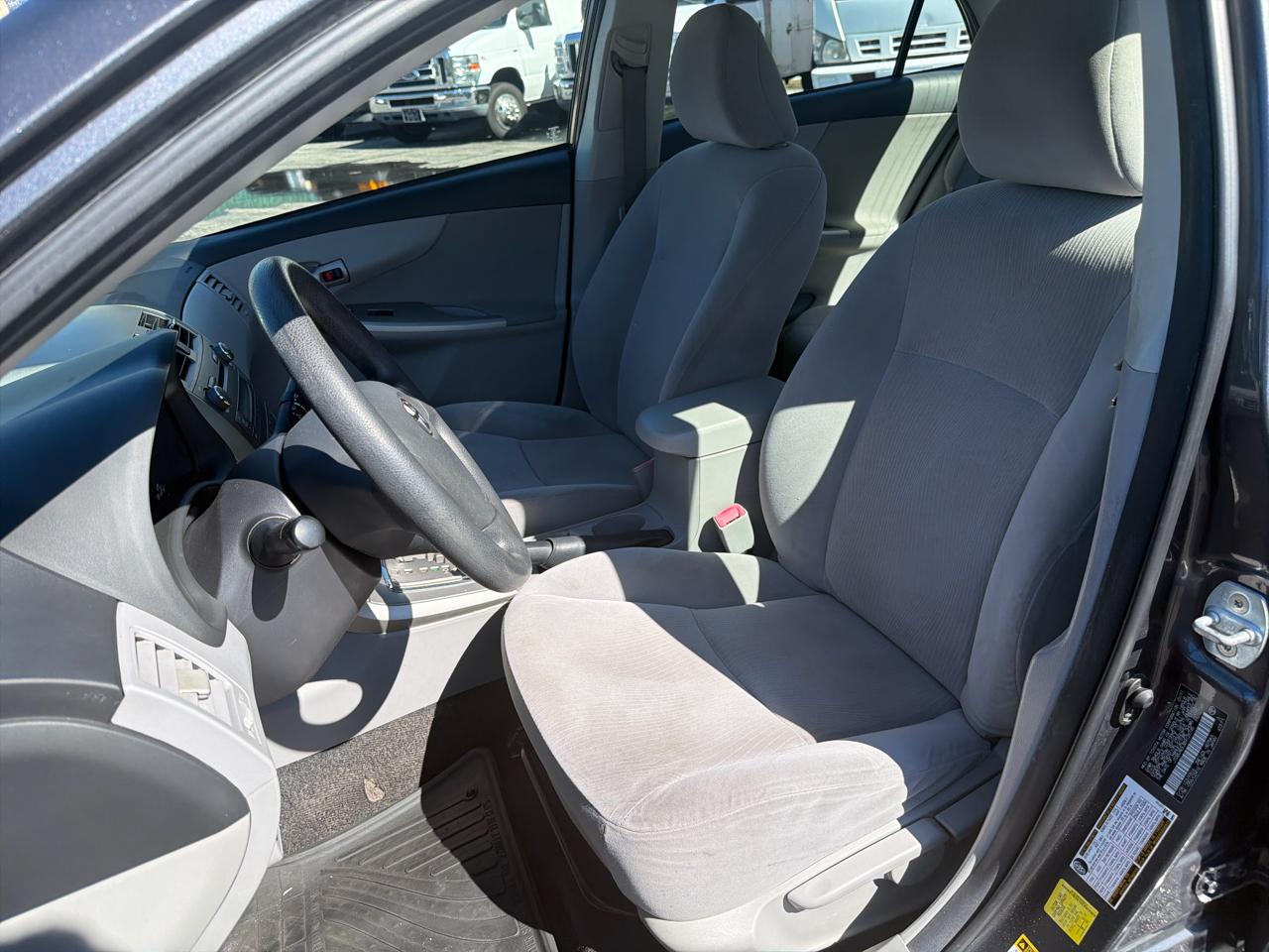 Toyota Corolla 4dr Sdn LE Auto 2011