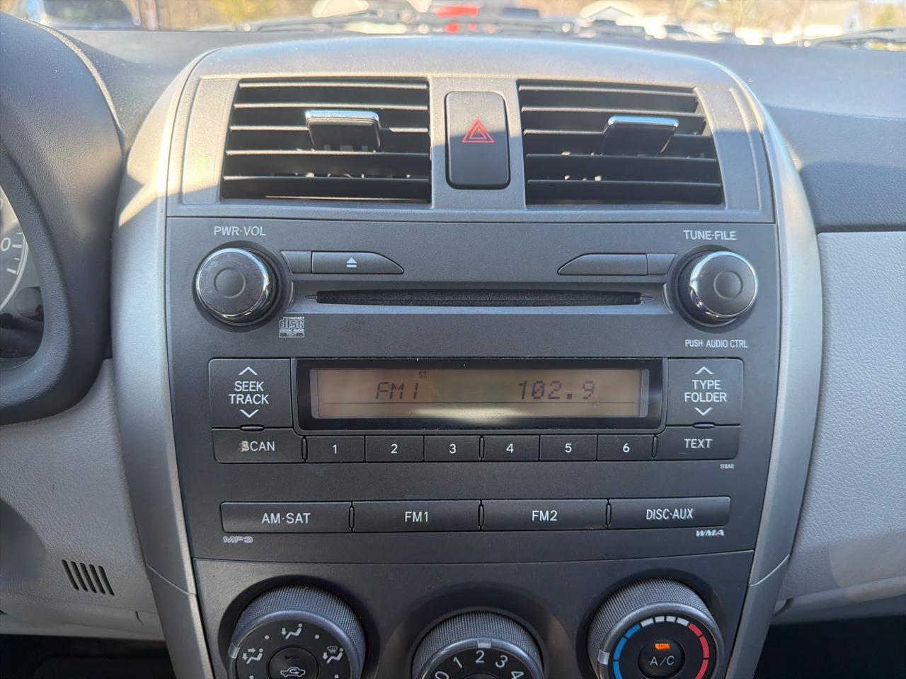 Toyota Corolla 4dr Sdn LE Auto 2011