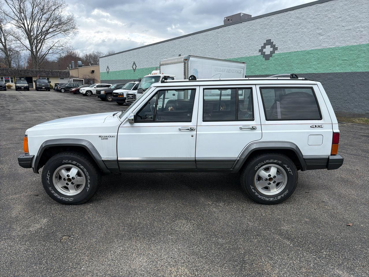 Jeep Cherokee Laredo 4-Door 4WD 1991