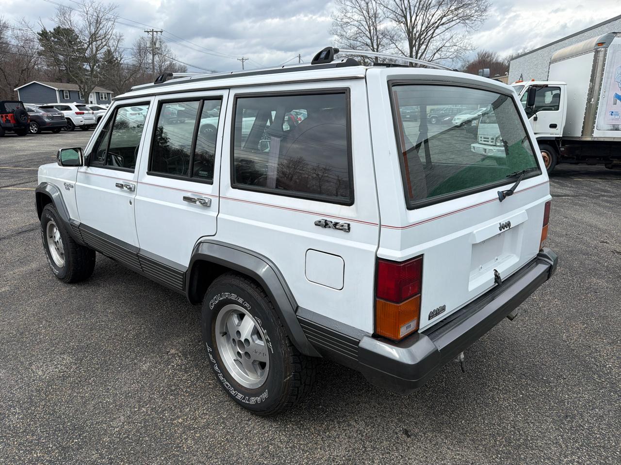 Jeep Cherokee Laredo 4-Door 4WD 1991