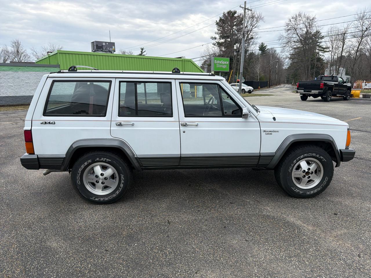 Jeep Cherokee Laredo 4-Door 4WD 1991