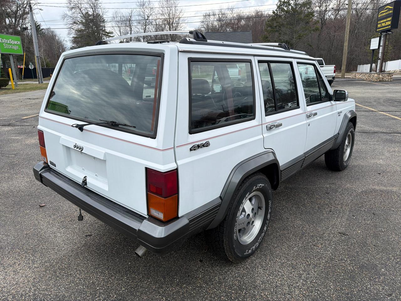 Jeep Cherokee Laredo 4-Door 4WD 1991