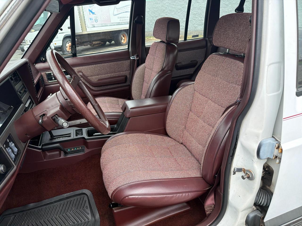 Jeep Cherokee Laredo 4-Door 4WD 1991