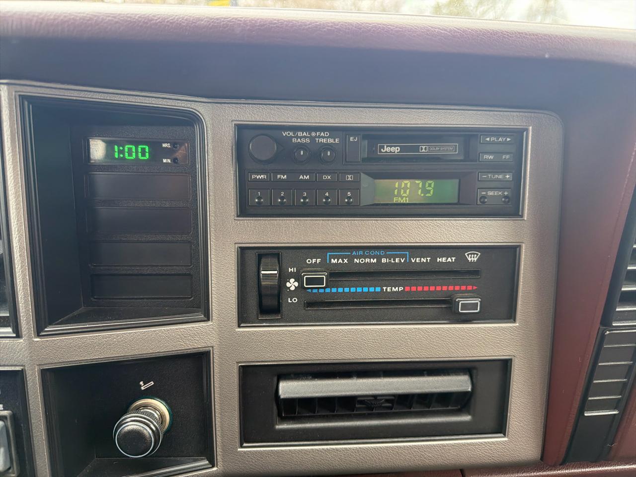 Jeep Cherokee Laredo 4-Door 4WD 1991