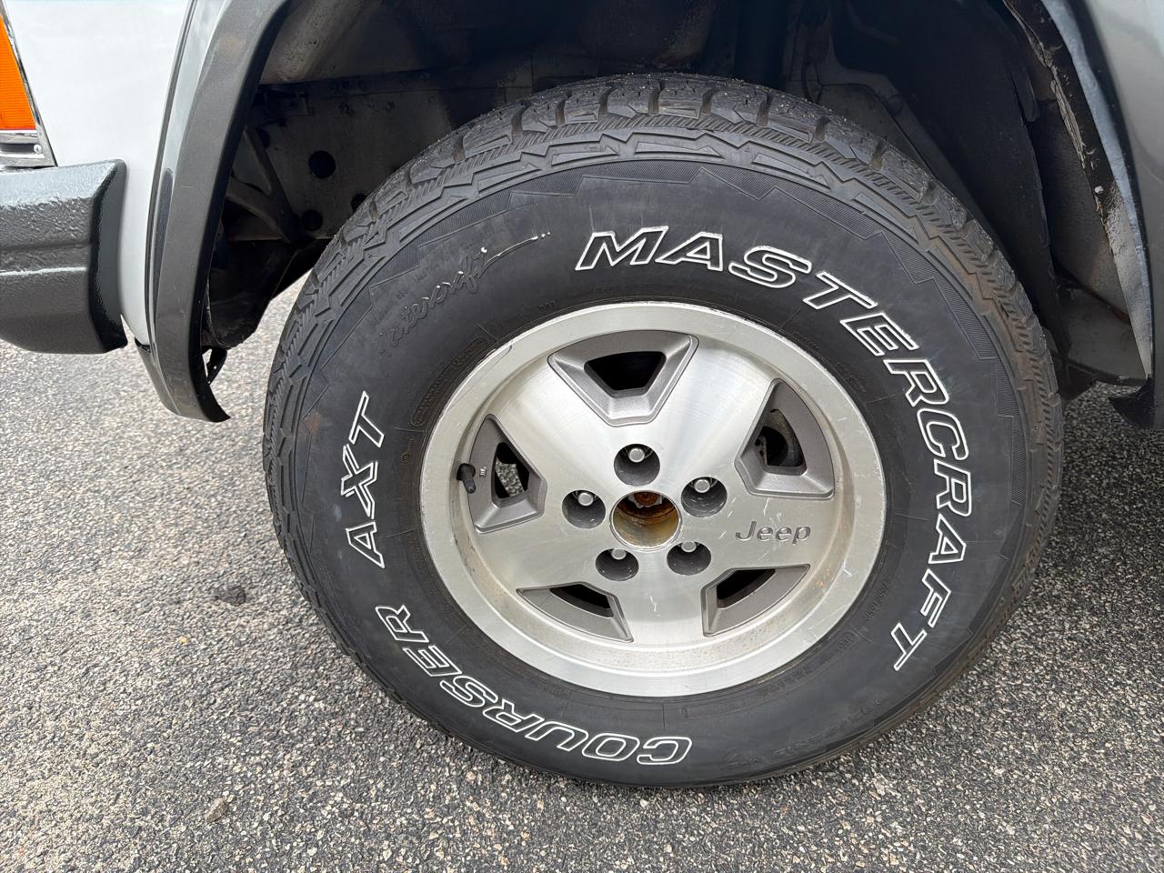 Jeep Cherokee Laredo 4-Door 4WD 1991