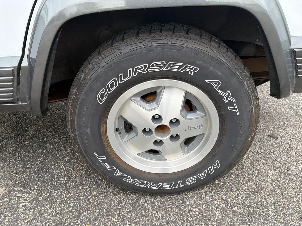 Jeep Cherokee Laredo 4-Door 4WD 1991