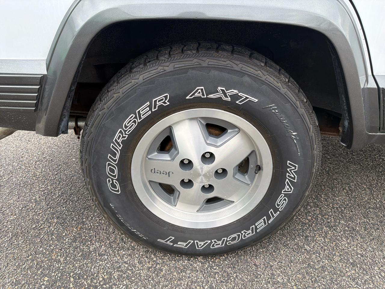 Jeep Cherokee Laredo 4-Door 4WD 1991