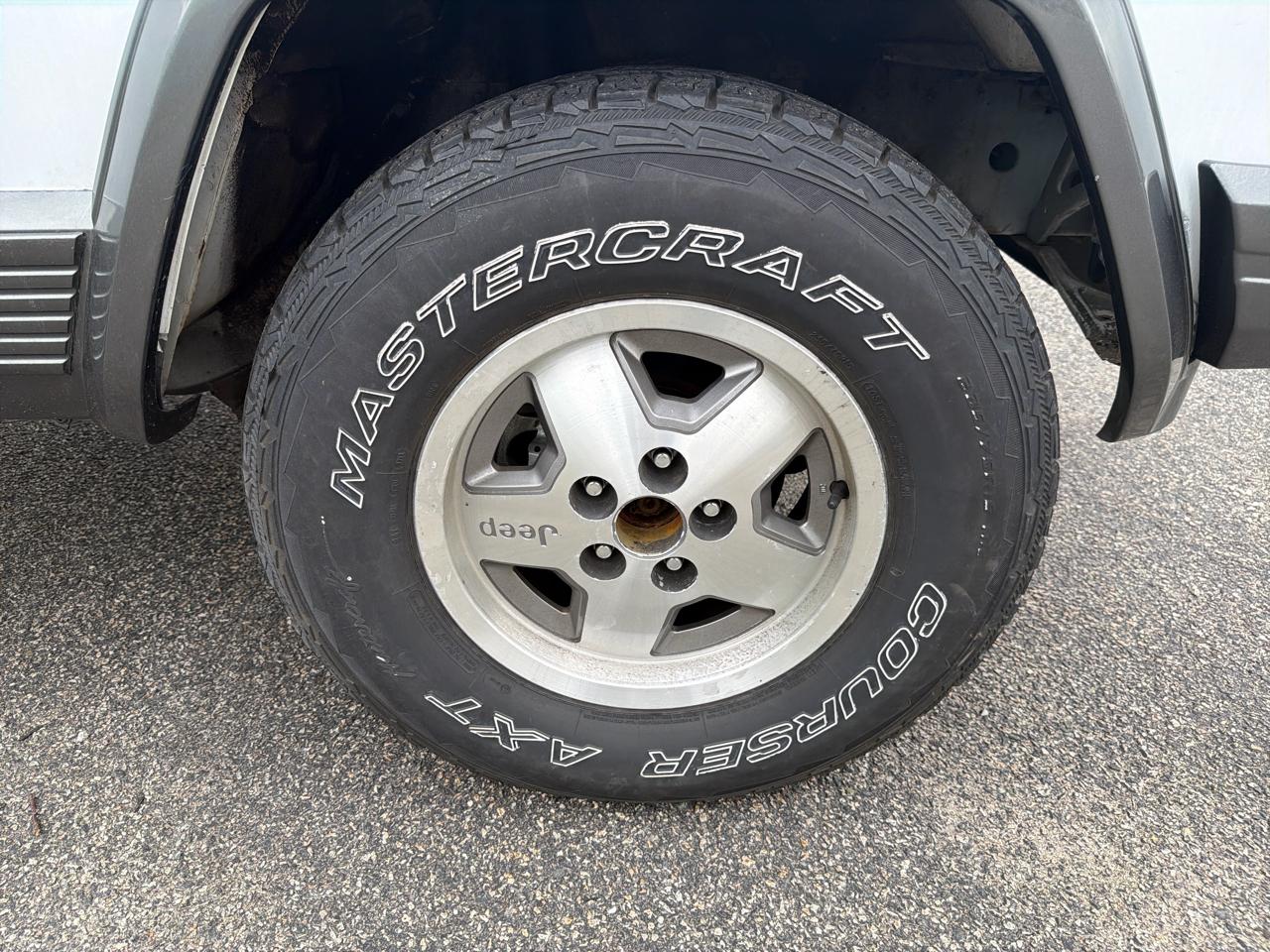 Jeep Cherokee Laredo 4-Door 4WD 1991