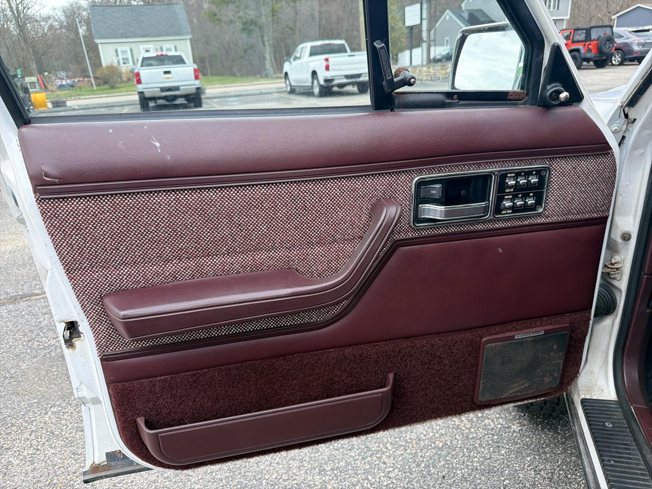 Jeep Cherokee Laredo 4-Door 4WD 1991