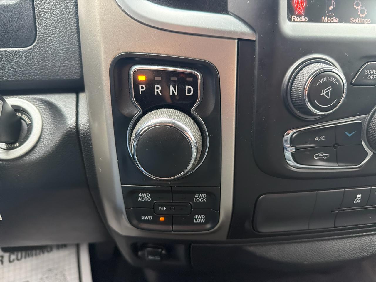 RAM 1500 4WD Crew Cab 140.5" Lone Star 2014