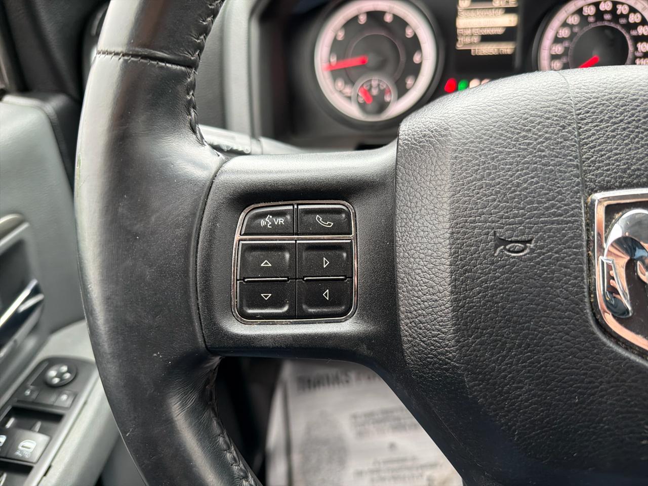 RAM 1500 4WD Crew Cab 140.5" Lone Star 2014