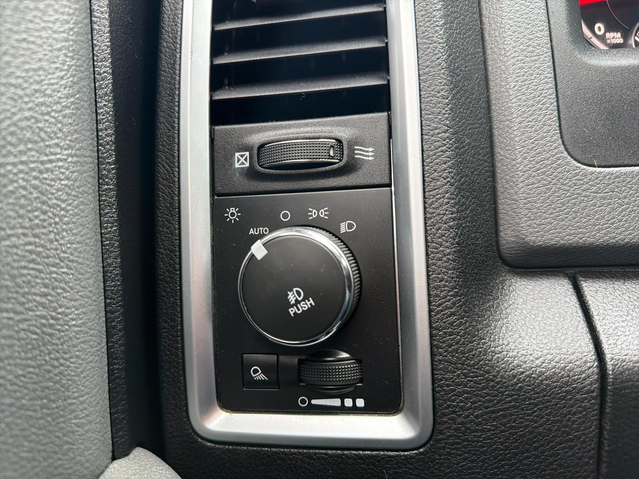 RAM 1500 4WD Crew Cab 140.5" Lone Star 2014