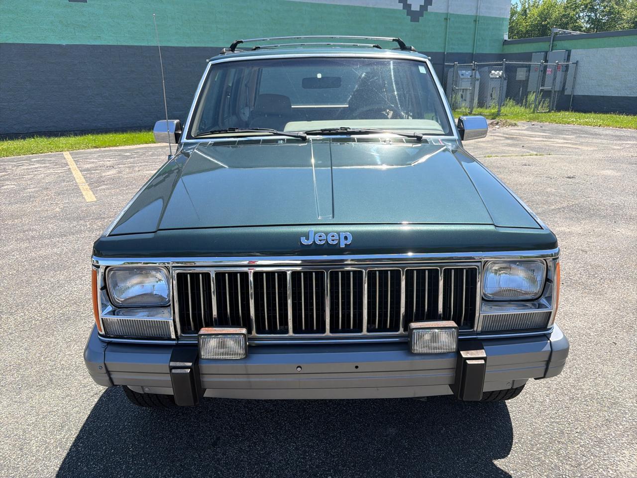 Jeep Cherokee Laredo 4-Door 4WD 1991