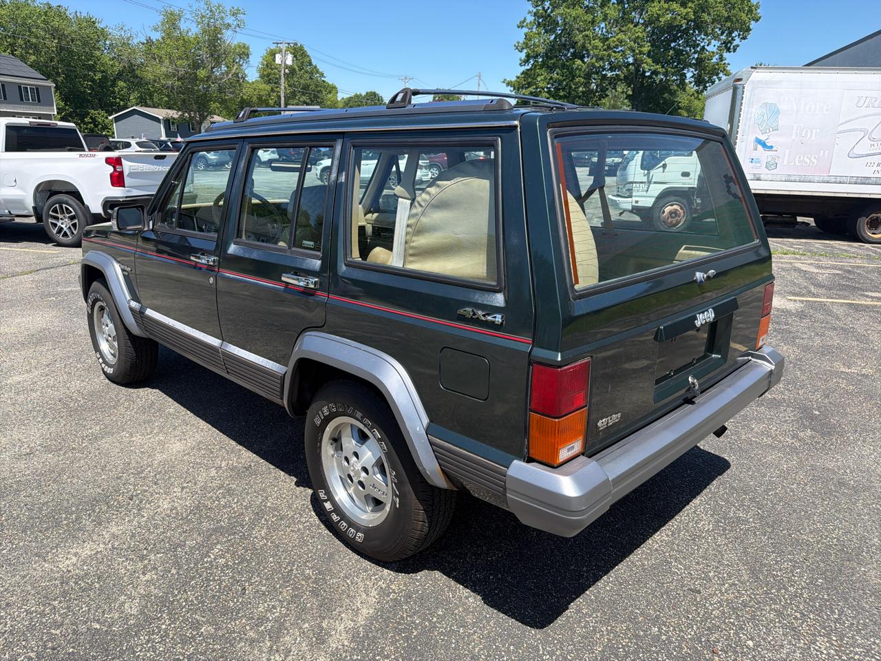 Jeep Cherokee Laredo 4-Door 4WD 1991