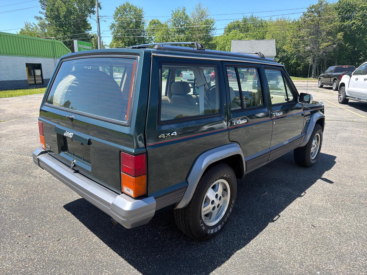 Jeep Cherokee Laredo 4-Door 4WD 1991