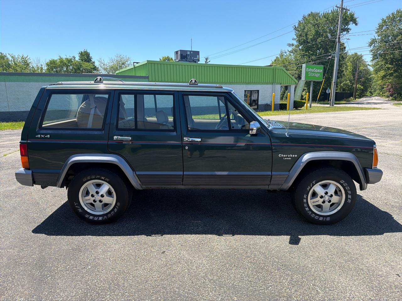 Jeep Cherokee Laredo 4-Door 4WD 1991