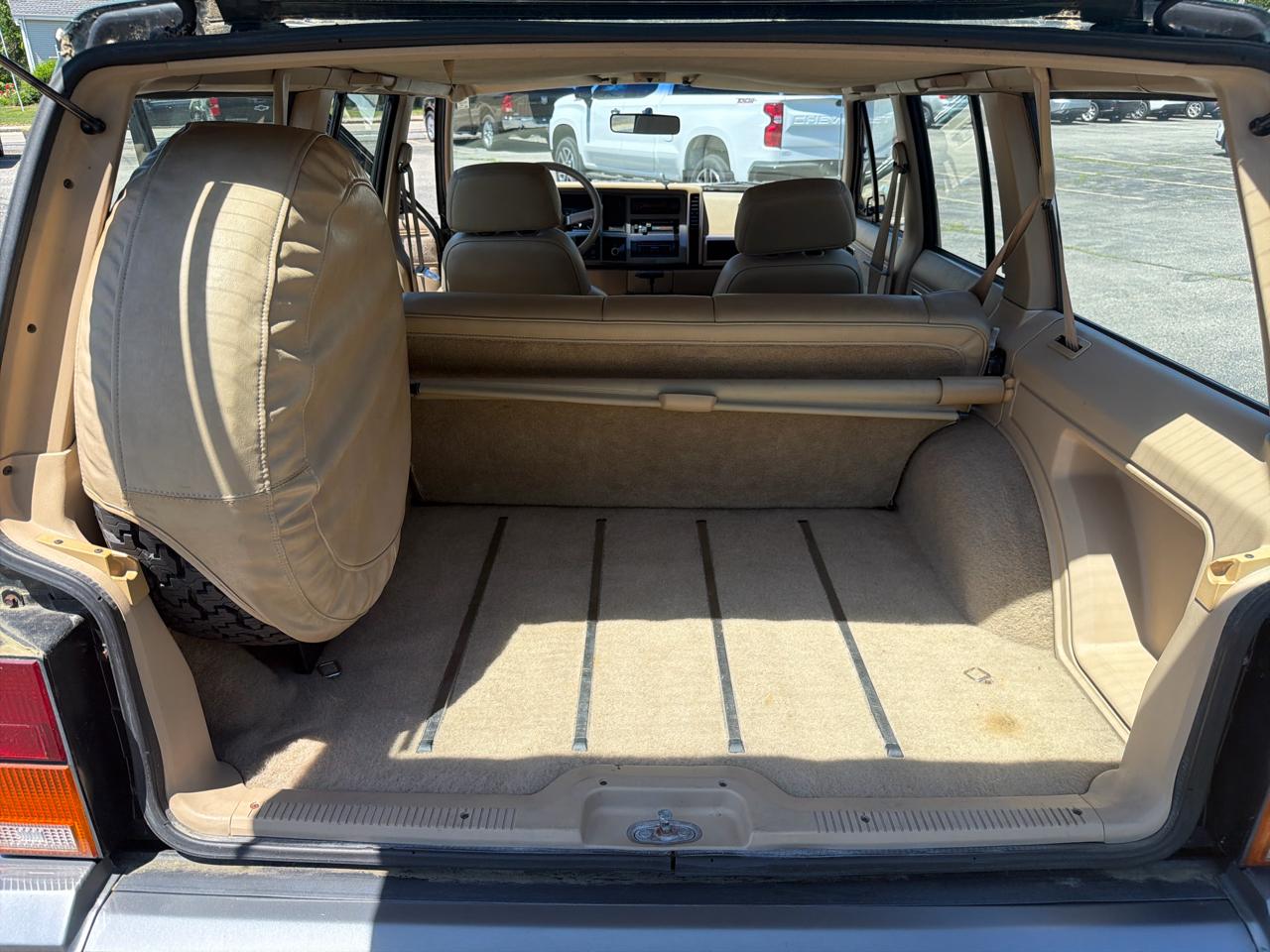 Jeep Cherokee Laredo 4-Door 4WD 1991