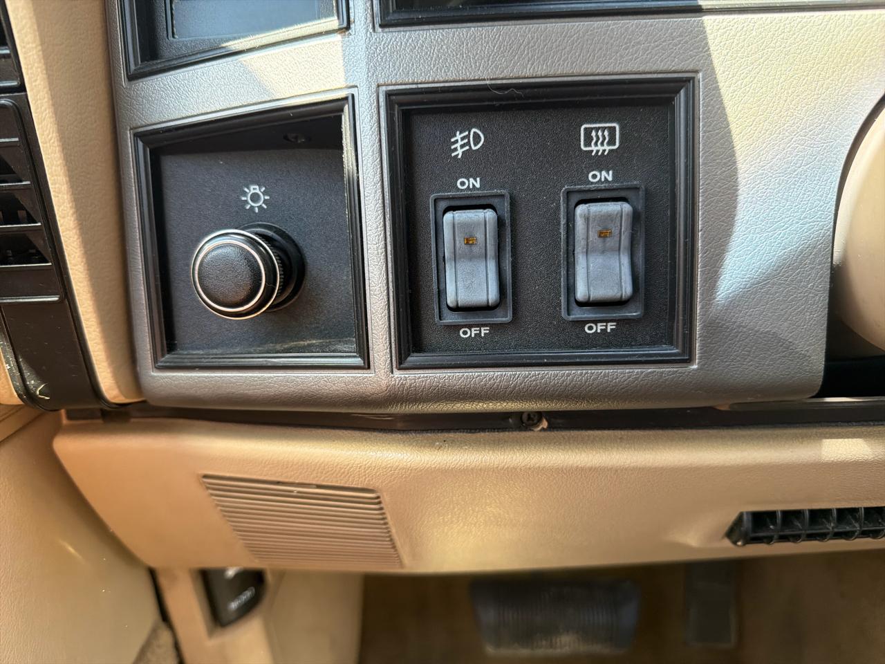 Jeep Cherokee Laredo 4-Door 4WD 1991