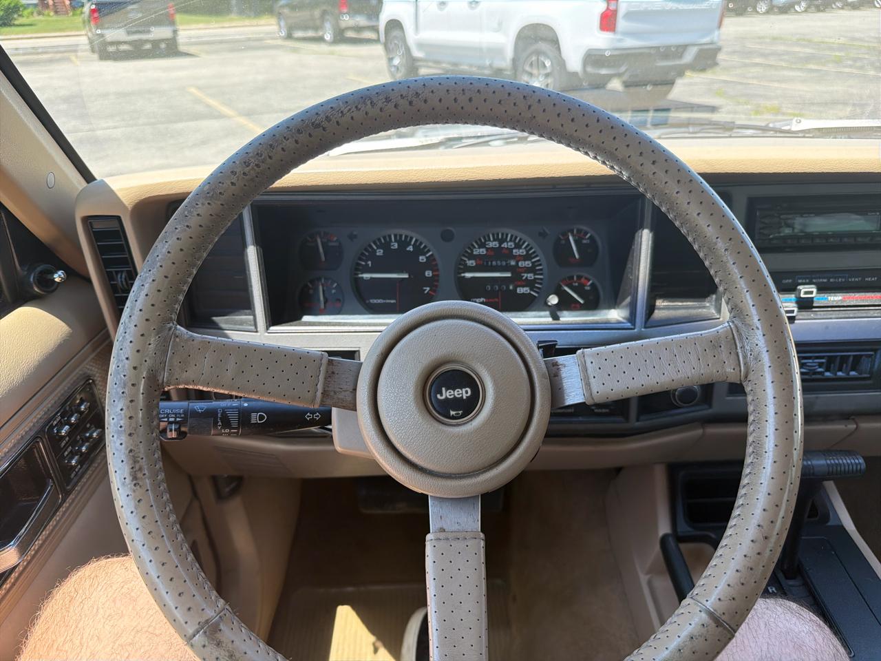 Jeep Cherokee Laredo 4-Door 4WD 1991
