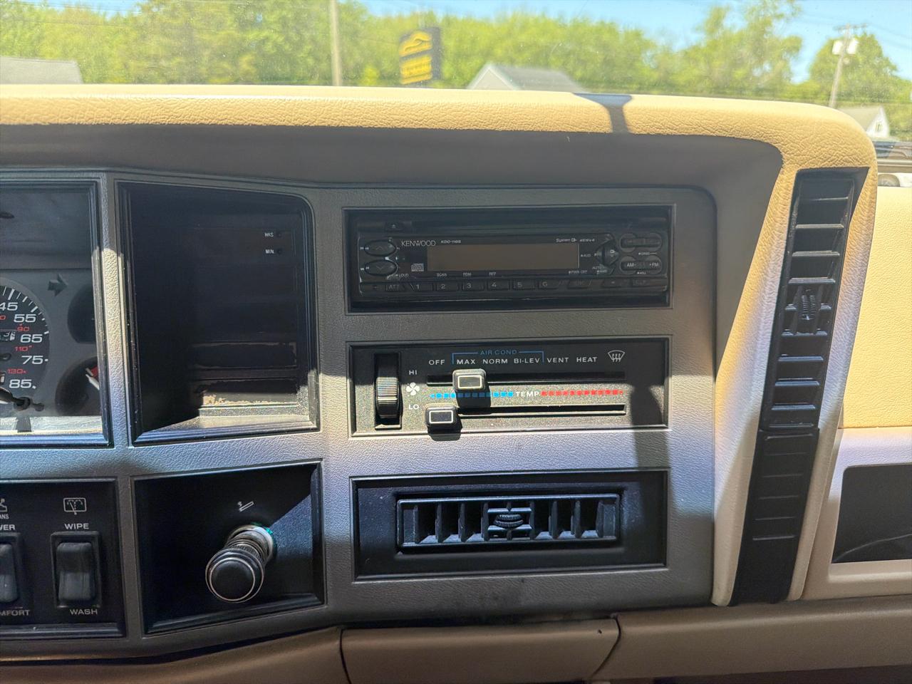 Jeep Cherokee Laredo 4-Door 4WD 1991