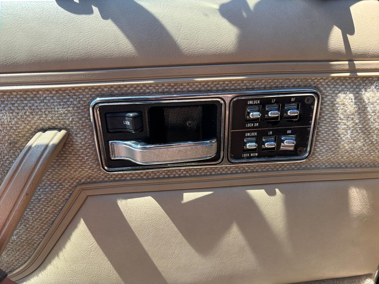 Jeep Cherokee Laredo 4-Door 4WD 1991