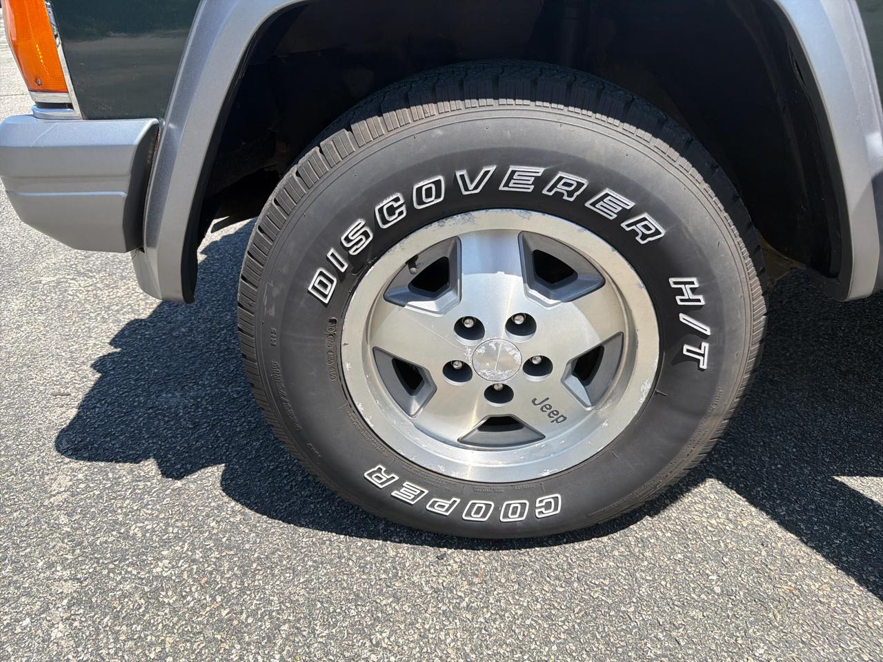 Jeep Cherokee Laredo 4-Door 4WD 1991