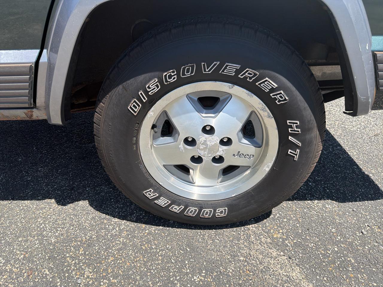 Jeep Cherokee Laredo 4-Door 4WD 1991
