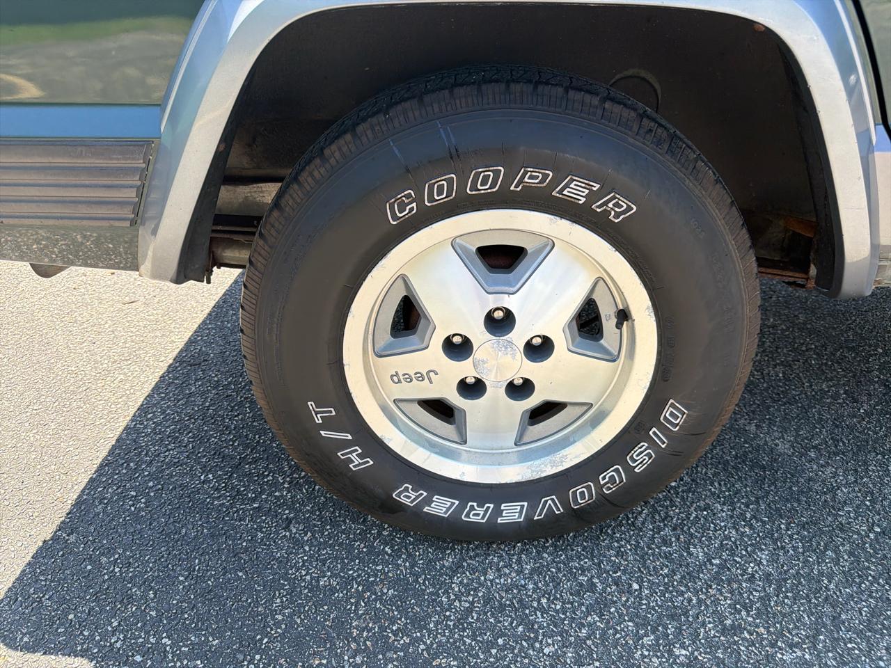 Jeep Cherokee Laredo 4-Door 4WD 1991