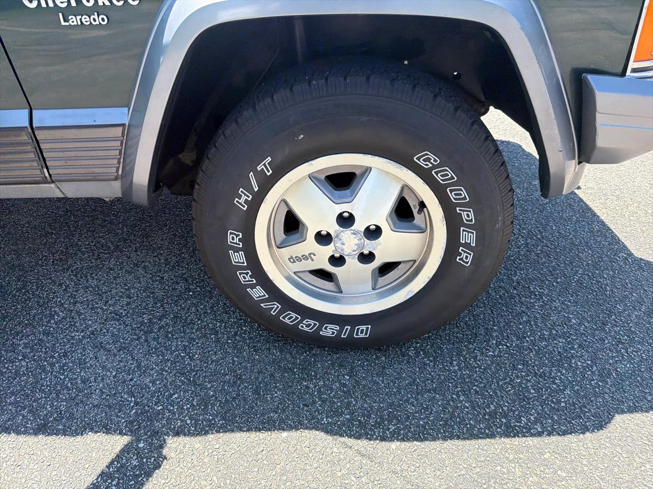 Jeep Cherokee Laredo 4-Door 4WD 1991