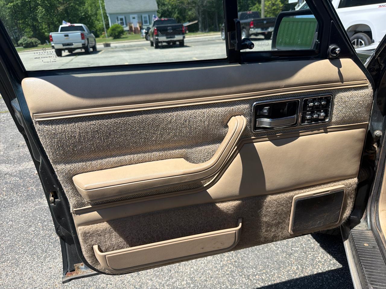 Jeep Cherokee Laredo 4-Door 4WD 1991