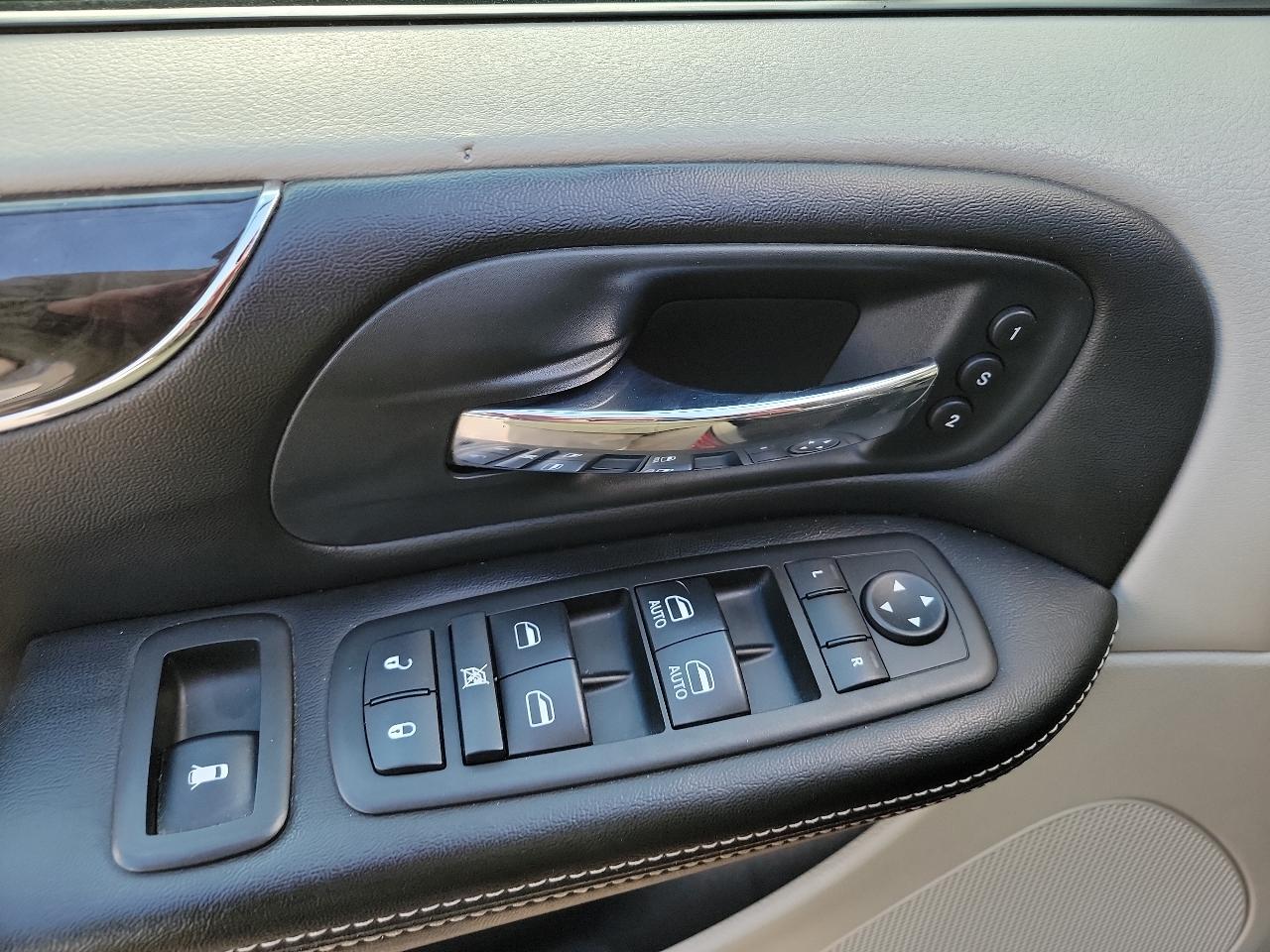 Chrysler Town & Country Limited 2012